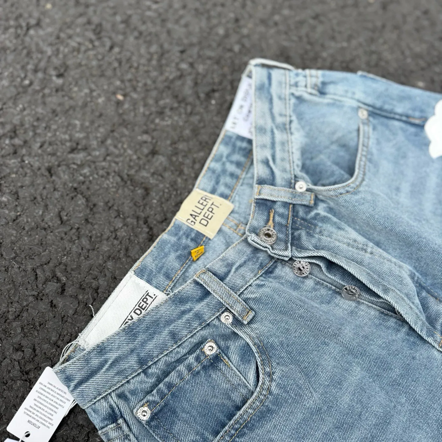 #8146 P290💰 Independent GALLERY DEPT. Vintage multi-leather spliced cross loose washed flared jeans - truly restore the ultimate texture of Vintage - original hardware accessories washed and other elevators, QR code analysis are all purchased from the original factory, high degree of restoration, you are welcome to compare with a certain product~ - Three-dimensional version Loose and comfortable, not picky about the body shape, taller and slimmer, factory Seiko, original factory quality control, same style for men and women, can be matched with couples, versatile recommendation, must-have jeans for all seasons -Size: 28 30 32 34 36